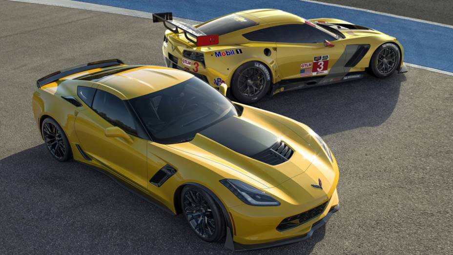 À frente, Corvette Z06 2015, ao fundo o C7.R 2014 | <a href="https://beta-develop.quatrorodas.abril.com.br/noticias/saloes/detroit-2014/chevrolet-leva-corvette-c7-r-2014-detroit-769735.shtml" rel="migration">Leia mais</a>