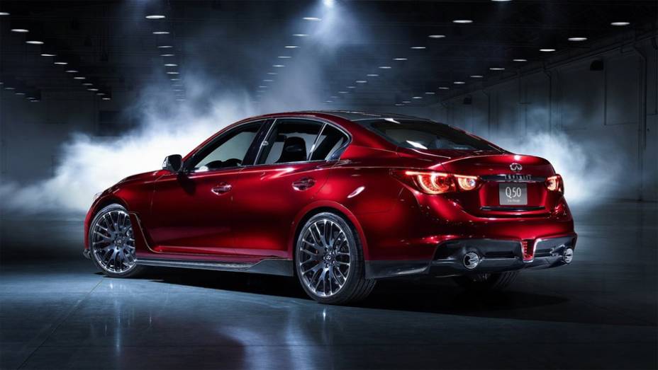 O Q50 Eau Rouge terá motor de 500 cavalos, com cilindros em V | <a href="https://beta-develop.quatrorodas.abril.com.br/noticias/saloes/detroit-2014/infiniti-leva-q50-eau-rouge-ao-salao-detroit-769539.shtml" rel="migration">Leia mais</a>