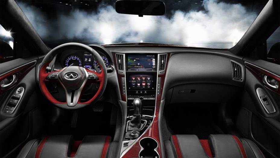 Detalhe do interior | <a href="https://beta-develop.quatrorodas.abril.com.br/noticias/saloes/detroit-2014/infiniti-leva-q50-eau-rouge-ao-salao-detroit-769539.shtml" rel="migration">Leia mais</a>