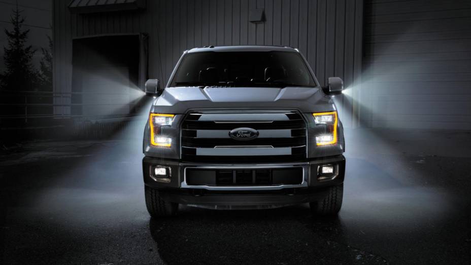 Visualmente, a nova F-150 tem grade frontal proeminente, faróis atualizados, spoiler traseiro integrado, interior com revestimento melhorado, entre outras novidades | <a href="https://beta-develop.quatrorodas.abril.com.br/noticias/saloes/detroit-2014/ford-exibe-nova-f-" rel="migration"></a>