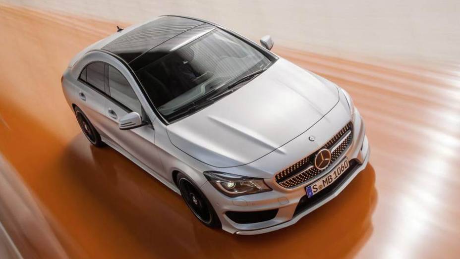 Cheio de linhas ousadas, o carro tem coeficiente aerodinâmico de apenas 0,23 | <a href="https://beta-develop.quatrorodas.abril.com.br/saloes/detroit/2013/mercedes-benz-cla-730475.shtml" rel="migration">Leia mais</a>