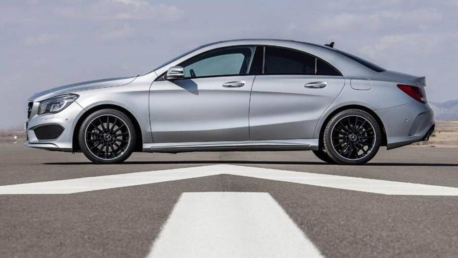 Olhando de lado é impossível esconder o parentesco com o CLS | <a href="https://beta-develop.quatrorodas.abril.com.br/saloes/detroit/2013/mercedes-benz-cla-730475.shtml" rel="migration">Leia mais</a>