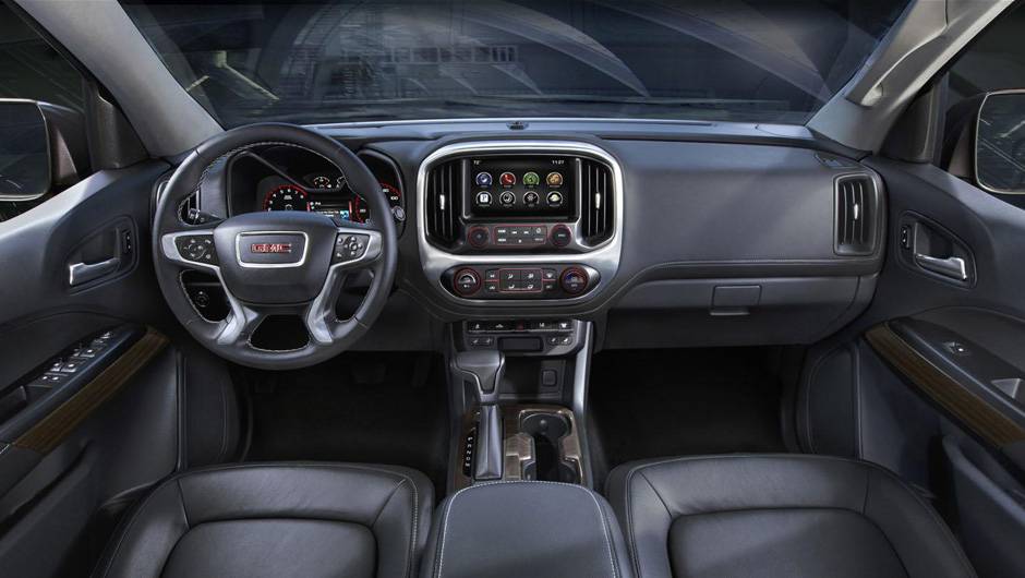 Quanto à segunda, as similaridades estão presentes no interior, incluindo câmbio situado no console central, próximo a uma tela de 4,2 polegadas | <a href="https://beta-develop.quatrorodas.abril.com.br/noticias/saloes/detroit-2014/gmc-mostra-nova-canyon-detroit-769475." rel="migration"></a> Quanto à segunda, as similaridades estão presentes no interior, incluindo câmbio situado no console central, próximo a uma tela de 4,2 polegadas | <a href="https://beta-develop.quatrorodas.abril.com.br/noticias/saloes/detroit-2014/gmc-mostra-nova-canyon-detroit-769475." rel="migration"></a>