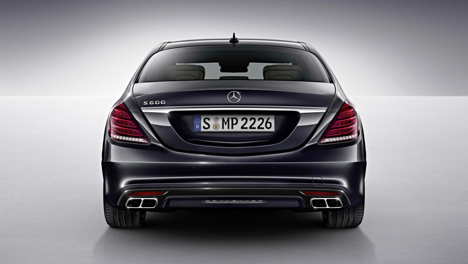 O motor que equipa o sed&atilde; &eacute; o 6.0 V12 biturbo, que entrega 530 cavalos de pot&ecirc;ncia e 84,6 kgfm de torque | <a href="https://beta-develop.quatrorodas.abril.com.br/noticias/saloes/detroit-2014/mercedes-benz-promove-estreia-mundial-s600-769543.shtml" rel="migration">Leia mais</a>