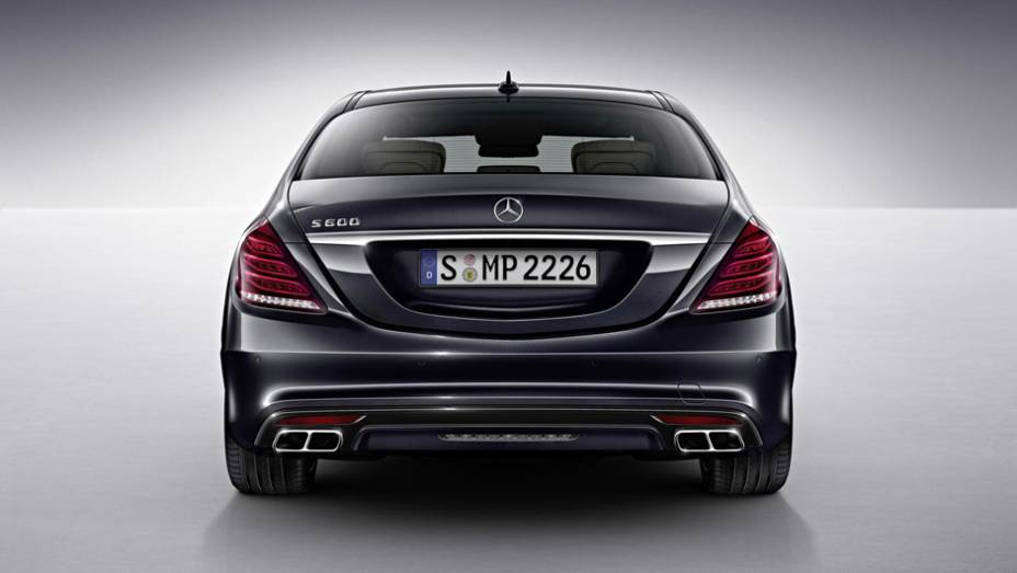 O motor que equipa o sed&atilde; &eacute; o 6.0 V12 biturbo, que entrega 530 cavalos de pot&ecirc;ncia e 84,6 kgfm de torque | <a href="https://beta-develop.quatrorodas.abril.com.br/noticias/saloes/detroit-2014/mercedes-benz-promove-estreia-mundial-s600-769543.shtml" rel="migration">Leia mais</a>