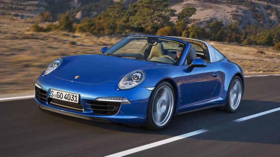 A Porsche confirmou a apresentação mundial do novo 911 Targa no Salão de Detroit | <a href="https://beta-develop.quatrorodas.abril.com.br/noticias/saloes/detroit-2014/porsche-lanca-911-targa-detroit-767649.shtml" rel="migration">Leia mais</a>