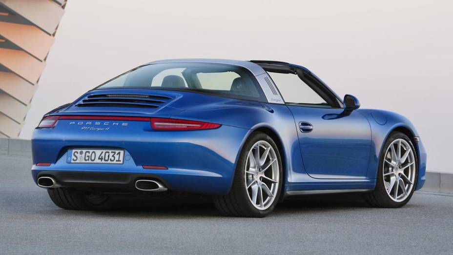Além da coluna "B" fixa, a parte traseira do veículo deve ser completamente envidraçada, lembrando os 911 Targa dos anos 60 | <a href="https://beta-develop.quatrorodas.abril.com.br/noticias/saloes/detroit-2014/porsche-lanca-911-targa-detroit-767649.shtml" rel="migration">Leia mais</a> Além da coluna "B" fixa, a parte traseira do veículo deve ser completamente envidraçada, lembrando os 911 Targa dos anos 60 | <a href="https://beta-develop.quatrorodas.abril.com.br/noticias/saloes/detroit-2014/porsche-lanca-911-targa-detroit-767649.shtml" rel="migration">Leia mais</a>