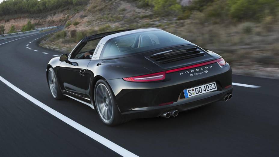 O novo 911 Targa será oferecido com duas opções de motorização (versões 4 e 4S) | <a href="https://beta-develop.quatrorodas.abril.com.br/noticias/saloes/detroit-2014/porsche-lanca-911-targa-detroit-767649.shtml" rel="migration">Leia mais</a>