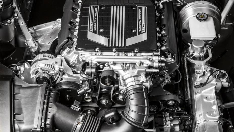 O modelo chegará ao mercado no início de 2015 e contará com um inédito motor 6.2 V8 sobrealimentado com intercooler | <a href="https://beta-develop.quatrorodas.abril.com.br/noticias/saloes/detroit-2014/gm-oficializa-chevrolet-corvette-z06-2015-769655.shtml" rel="migration"></a>