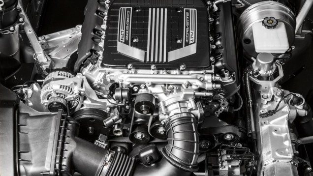 O modelo chegar&aacute; ao mercado no in&iacute;cio de 2015 e contar&aacute; com um in&eacute;dito motor 6.2 V8 sobrealimentado com intercooler | <a href="https://beta-develop.quatrorodas.abril.com.br/noticias/saloes/detroit-2014/gm-oficializa-chevrolet-corvette-z06-2015-769655.shtml" rel="migration"></a>