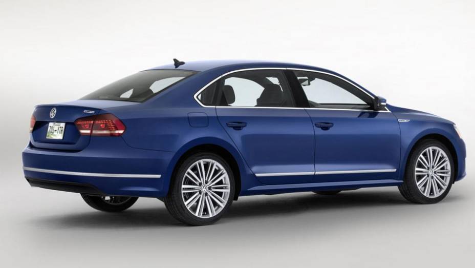 Sed&atilde; desacopla dois dos quatro cilindros para consumir menos | <a href="https://beta-develop.quatrorodas.abril.com.br/noticias/saloes/detroit-2014/vw-tera-passat-bluemotion-detroit-768175.shtml" rel="migration">Leia mais</a>