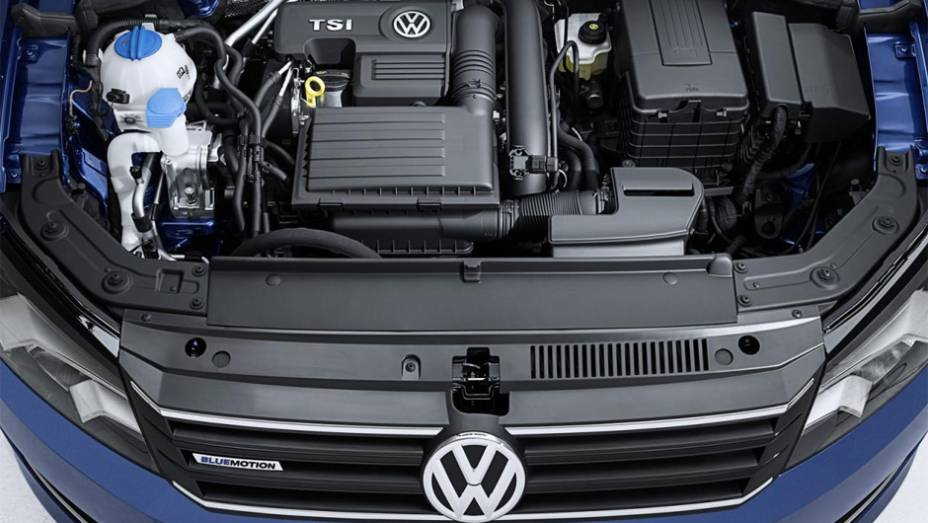 Segundo a VW, o Passat consegue rodar quase 18 quilômetros com um litro de gasolina em percurso rodoviário, contando com 150 cv sempre que necessário | <a href="https://beta-develop.quatrorodas.abril.com.br/noticias/saloes/detroit-2014/vw-tera-passat-bluemotion-detroit" rel="migration"></a>