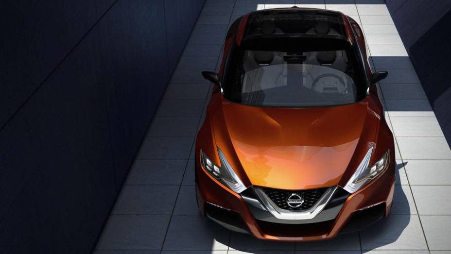 Dotado de grade dianteira "V-Motion" cromada, o Sports Sedan concept tamb&eacute;m apresenta far&oacute;is no formato de bumerangue, de LED, enquanto as rodas s&atilde;o de 21 polegadas | <a href="https://beta-develop.quatrorodas.abril.com.br/noticias/saloes/detroit-2014/nissan-revela-spor" rel="migration"></a>