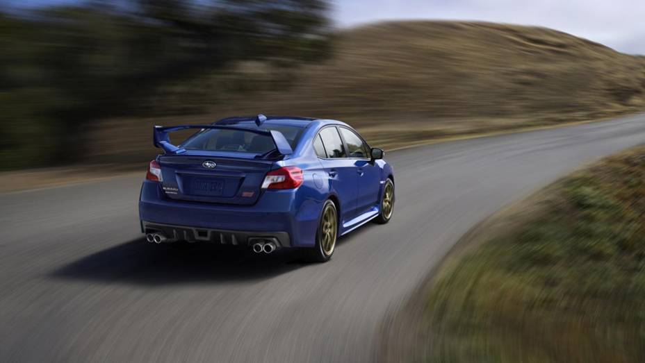 Visualmente, &eacute; poss&iacute;vel perceber o perfil corpulento da carroceria do WRX STI, proporcionado por um kit aerodin&acirc;mico exclusivo | <a href="https://beta-develop.quatrorodas.abril.com.br/noticias/saloes/detroit-2014/subaru-apresenta-wrx-sti-770456.shtml" rel="migration">Leia mais</a>