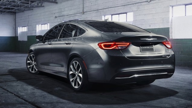 Sedã oferece duas opções de motorização e de tração | <a href="https://beta-develop.quatrorodas.abril.com.br/noticias/saloes/detroit-2014/novo-chrysler-200-faz-sua-estreia-detroit-768496.shtml" rel="migration">Leia mais</a> Sedã oferece duas opções de motorização e de tração | <a href="https://beta-develop.quatrorodas.abril.com.br/noticias/saloes/detroit-2014/novo-chrysler-200-faz-sua-estreia-detroit-768496.shtml" rel="migration">Leia mais</a>