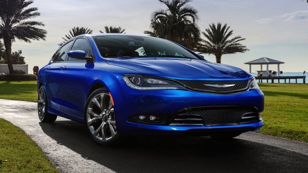 Uma das vers&otilde;es conta com bloco 2.4 l de quatro cilindros de 184 cv... | <a href="https://beta-develop.quatrorodas.abril.com.br/noticias/saloes/detroit-2014/novo-chrysler-200-faz-sua-estreia-detroit-768496.shtml" rel="migration">Leia mais</a>