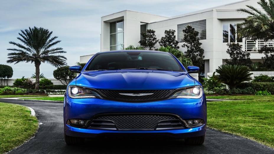 Sem previsão exata para chegar ao mercado, o Chrysler 200 custará a partir de US$ 21.700 | <a href="https://beta-develop.quatrorodas.abril.com.br/noticias/saloes/detroit-2014/novo-chrysler-200-faz-sua-estreia-detroit-768496.shtml" rel="migration">Leia mais</a>