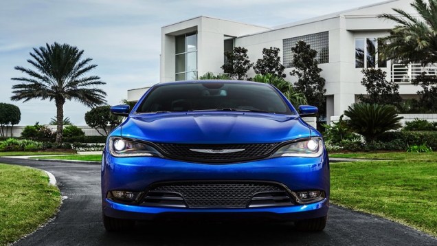 Sem previs&atilde;o exata para chegar ao mercado, o Chrysler 200 custar&aacute; a partir de US$ 21.700 | <a href="https://beta-develop.quatrorodas.abril.com.br/noticias/saloes/detroit-2014/novo-chrysler-200-faz-sua-estreia-detroit-768496.shtml" rel="migration">Leia mais</a>