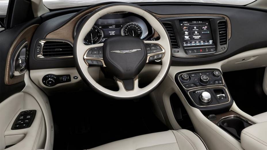 Detalhe do interior | <a href="https://beta-develop.quatrorodas.abril.com.br/noticias/saloes/detroit-2014/novo-chrysler-200-faz-sua-estreia-detroit-768496.shtml" rel="migration">Leia mais</a>