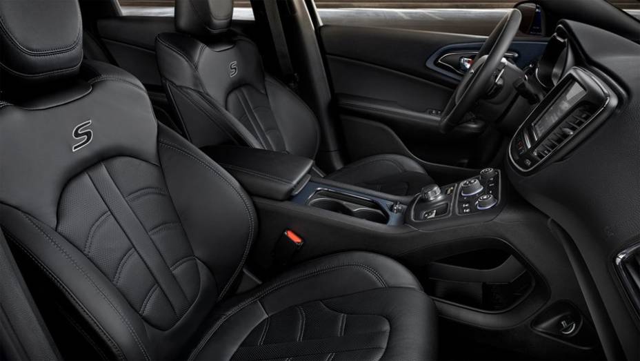 Detalhe do interior do novo Chrysler 200S | <a href="https://beta-develop.quatrorodas.abril.com.br/noticias/saloes/detroit-2014/novo-chrysler-200-faz-sua-estreia-detroit-768496.shtml" rel="migration">Leia mais</a>