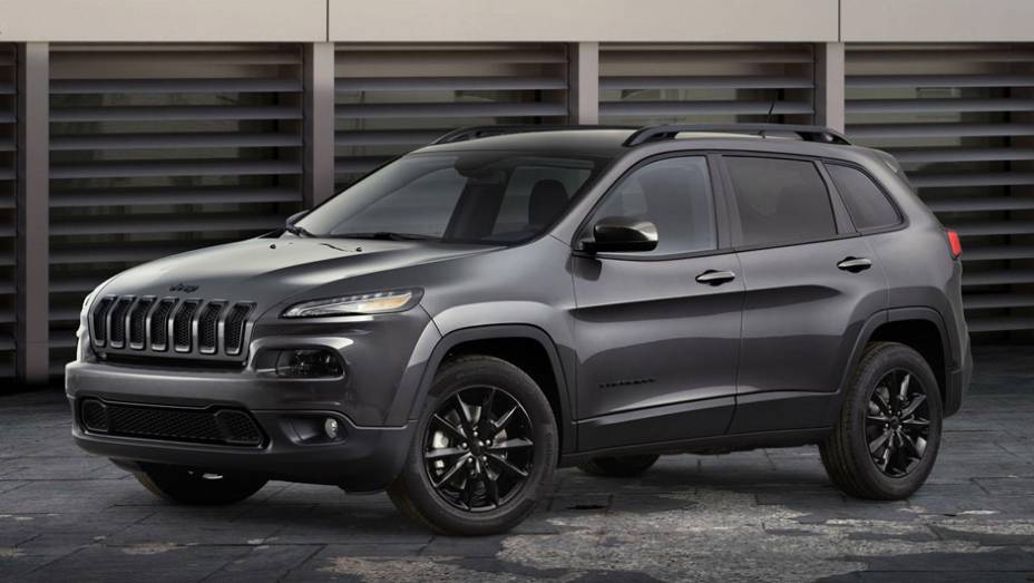 No caso do Cherokee, foram acrescentados detalhes em preto brilhante (gloss) na grade frontal e no suporte de teto | <a href="https://beta-develop.quatrorodas.abril.com.br/noticias/fabricantes/jeep-lanca-edicao-especial-altitude-771178.shtml" rel="migration">Leia mais</a>