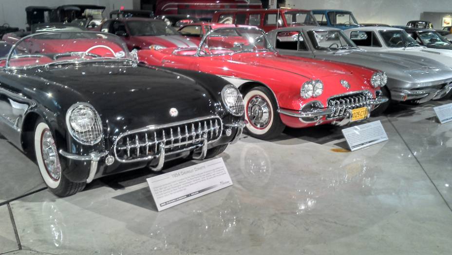 Todas as gerações do Corvette, aliás, estão representadas no local | <a href="https://beta-develop.quatrorodas.abril.com.br/reportagens/classicos/visitamos-gm-heritage-center-771490.shtml" rel="migration">Leia mais</a>