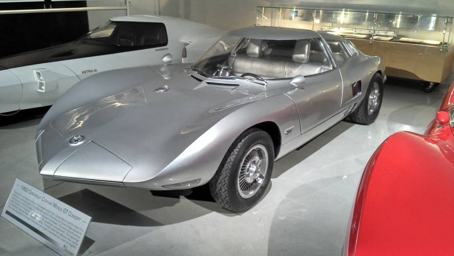 O exótico Corvair Monza GT Concept foi apresentado pela primeira vez no Salão de Nova York de 1963; como se nota, ele inspirou o design do Corvette lançado em 1968 | <a href="https://beta-develop.quatrorodas.abril.com.br/reportagens/classicos/visitamos-gm-heritage-cent" rel="migration"></a>