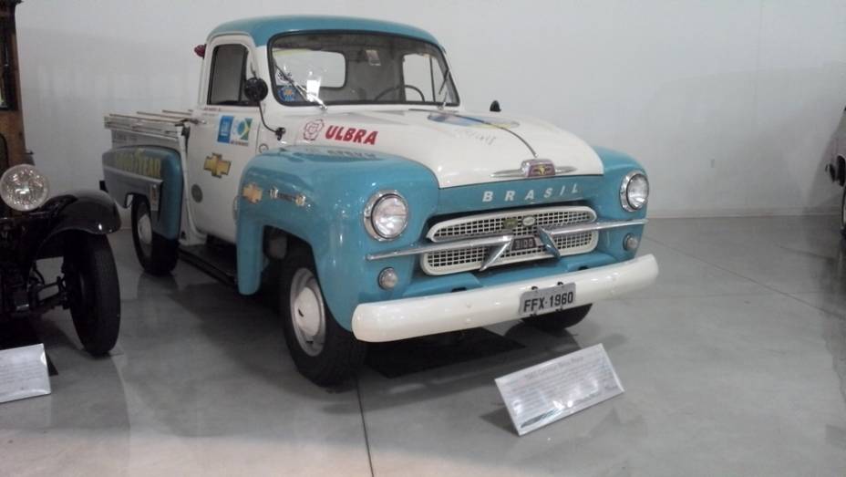 Olha ela aí! A Chevrolet Brasil foi uma das picapes mais populares dos anos 60 por aqui, e ganhou um lugar de honra no museu | <a href="https://beta-develop.quatrorodas.abril.com.br/reportagens/classicos/visitamos-gm-heritage-center-771490.shtml" rel="migration">Leia mais</a>