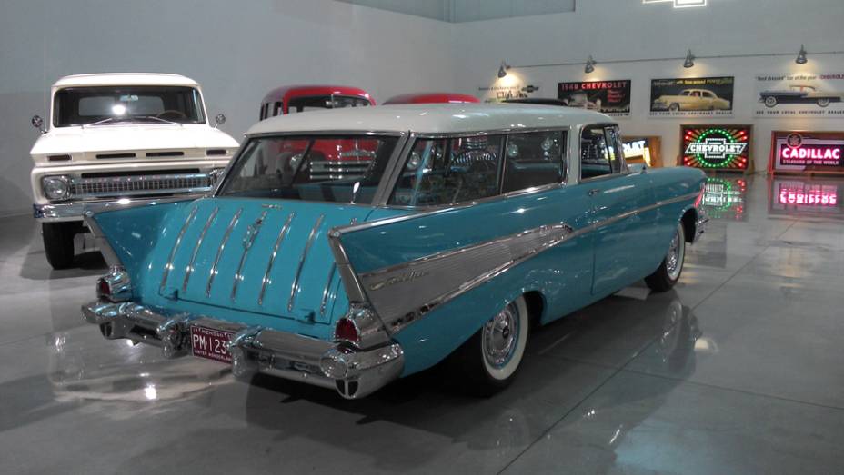 Produzida de 1955 a 1972, a Nomad era uma versão familiar do Chevrolet Bel-Air, e tinha linhas tão belas quanto as do sedã | <a href="https://beta-develop.quatrorodas.abril.com.br/reportagens/classicos/visitamos-gm-heritage-center-771490.shtml" rel="migration">Leia mais</a>