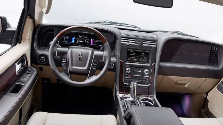 Por dentro, a cabine tem revestimento em couro com acabamento em madeira, incluindo o volante, partida no bot&atilde;o e sistema multim&iacute;dia MyLincoln Touch | <a href="https://beta-develop.quatrorodas.abril.com.br/noticias/fabricantes/lincoln-revela-facelift-navigator-771202.s" rel="migration"></a>