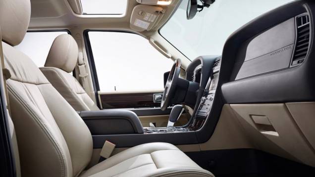 Sob o capô, o motor escolhido foi o 3.5 V6 EcoBoost | <a href="https://beta-develop.quatrorodas.abril.com.br/noticias/fabricantes/lincoln-revela-facelift-navigator-771202.shtml" rel="migration">Leia mais</a> Sob o capô, o motor escolhido foi o 3.5 V6 EcoBoost | <a href="https://beta-develop.quatrorodas.abril.com.br/noticias/fabricantes/lincoln-revela-facelift-navigator-771202.shtml" rel="migration">Leia mais</a>