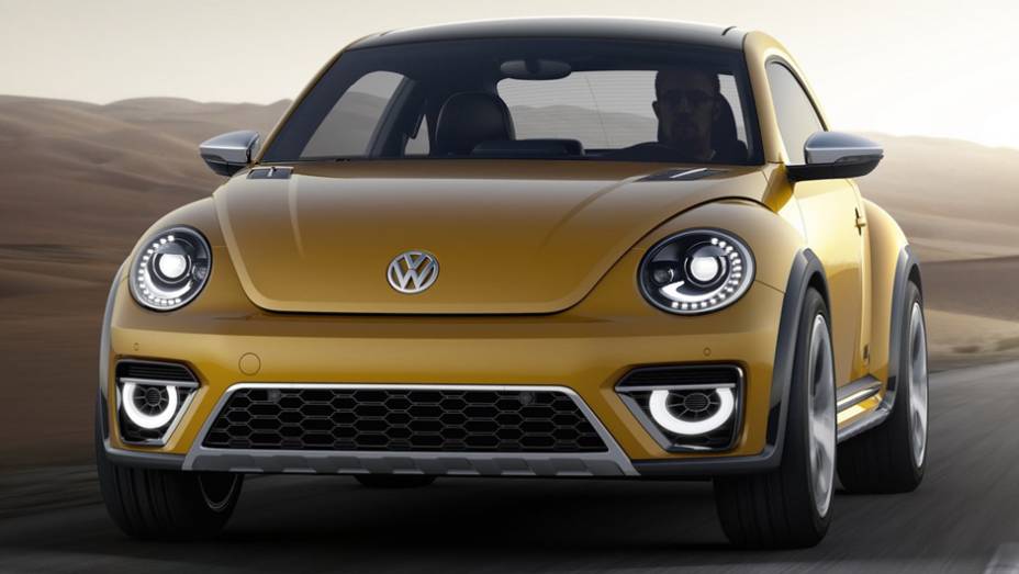 Assim como o antigo New Beetle Dune, exibido em 2000, o prot&oacute;tipo ter&aacute; o mesmo visual anabolizado, com para-lamas alargados e molduras pl&aacute;sticas em torno das rodas | <a href="https://beta-develop.quatrorodas.abril.com.br/noticias/saloes/detroit-2014/vw-mostrara-beetle-" rel="migration"></a>