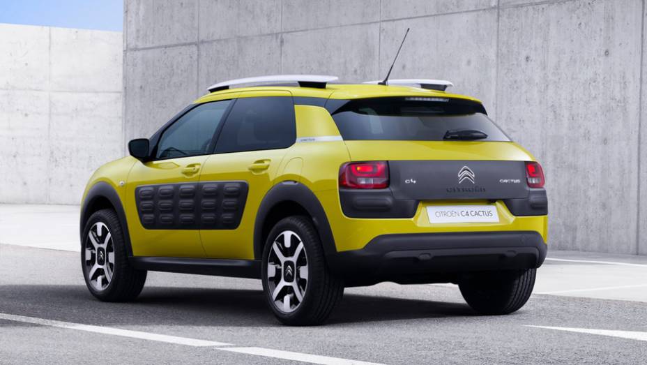 O crossover permaneceu bastante fiel ao Cactus concept, mostrado em 2013, com direito &agrave;s Air Bumps | <a href="https://beta-develop.quatrorodas.abril.com.br/noticias/saloes/genebra-2014/citroen-apresenta-c4-cactus-772491.shtml" rel="migration">Leia mais</a>
