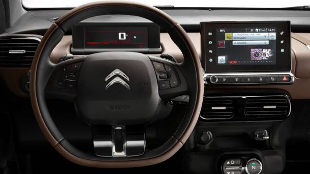 Faz-se notar também um sistema multimídia com tela sensível ao toque de sete polegadas | <a href="https://beta-develop.quatrorodas.abril.com.br/noticias/saloes/genebra-2014/citroen-apresenta-c4-cactus-772491.shtml" rel="migration">Leia mais</a> Faz-se notar também um sistema multimídia com tela sensível ao toque de sete polegadas | <a href="https://beta-develop.quatrorodas.abril.com.br/noticias/saloes/genebra-2014/citroen-apresenta-c4-cactus-772491.shtml" rel="migration">Leia mais</a>