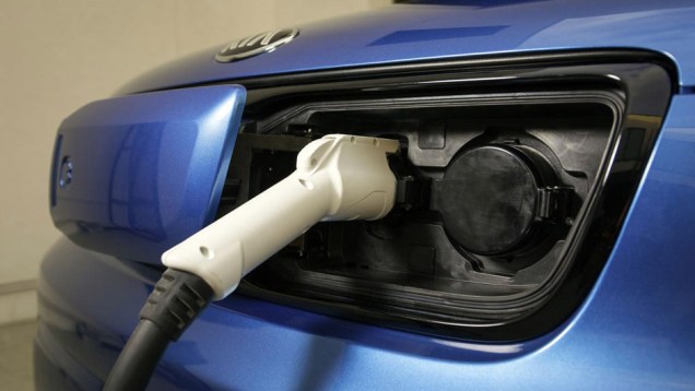 O el&eacute;trico tem carroceria em dois tons, grade frontal que abriga a porta de recarga, luzes diurnas de LED, ins&iacute;gnias "Eco Electric"... | <a href="https://beta-develop.quatrorodas.abril.com.br/noticias/fabricantes/kia-apresenta-soul-ev-772571.shtml" rel="migration">Leia mais</a>