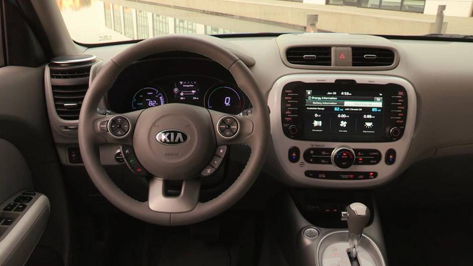 ...interior com bancos revestidos em tecido, costura azul, navegador GPS, câmera de ré, entre outros itens | <a href="https://beta-develop.quatrorodas.abril.com.br/noticias/fabricantes/kia-apresenta-soul-ev-772571.shtml" rel="migration">Leia mais</a> ...interior com bancos revestidos em tecido, costura azul, navegador GPS, câmera de ré, entre outros itens | <a href="https://beta-develop.quatrorodas.abril.com.br/noticias/fabricantes/kia-apresenta-soul-ev-772571.shtml" rel="migration">Leia mais</a>