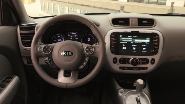 ...interior com bancos revestidos em tecido, costura azul, navegador GPS, c&acirc;mera de r&eacute;, entre outros itens | <a href="https://beta-develop.quatrorodas.abril.com.br/noticias/fabricantes/kia-apresenta-soul-ev-772571.shtml" rel="migration">Leia mais</a>