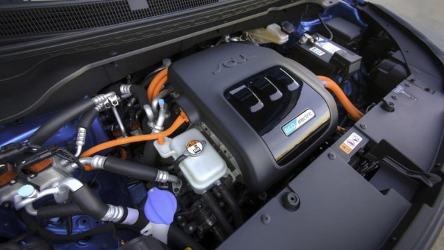 A bateria de &iacute;on-l&iacute;tio do Soul EV tem capacidade de 27 kWh, alimentando um motor el&eacute;trico de 109 cavalos de pot&ecirc;ncia e 28,9 kgfm de torque | <a href="https://beta-develop.quatrorodas.abril.com.br/noticias/fabricantes/kia-apresenta-soul-ev-772571.shtml" rel="migration">Leia mais</a>