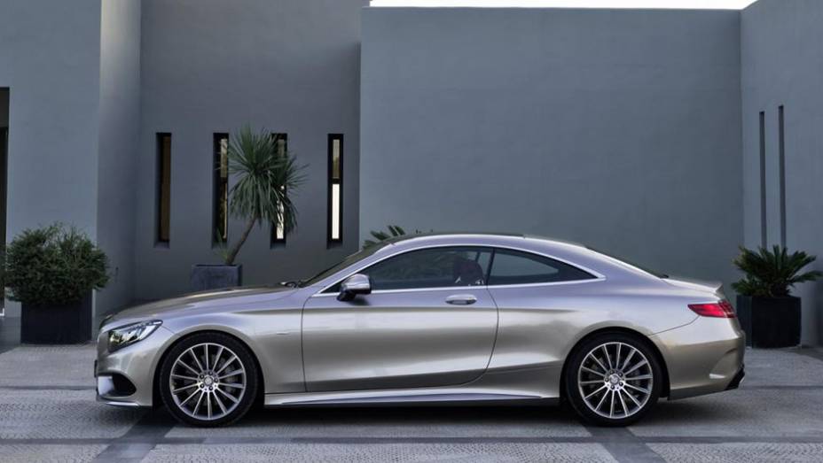 Visualmente, o Classe S Coupe guarda muitas caracter&iacute;sticas vistas originalmente em sua vers&atilde;o conceitual, mostrada no &uacute;ltimo Sal&atilde;o de Frankfurt | <a href="https://beta-develop.quatrorodas.abril.com.br/noticias/saloes/genebra-2014/mercedes-benz-apresenta-classe-s-coupe" rel="migration"></a>