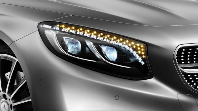 Como item opcional, faróis com 47 cristais Swarovski (17 funcionando como luzes diurnas e 30 como indicador de direção) | <a href="https://beta-develop.quatrorodas.abril.com.br/noticias/saloes/genebra-2014/mercedes-benz-apresenta-classe-s-coupe-772971.shtml" rel="migration"></a> Como item opcional, faróis com 47 cristais Swarovski (17 funcionando como luzes diurnas e 30 como indicador de direção) | <a href="https://beta-develop.quatrorodas.abril.com.br/noticias/saloes/genebra-2014/mercedes-benz-apresenta-classe-s-coupe-772971.shtml" rel="migration"></a>