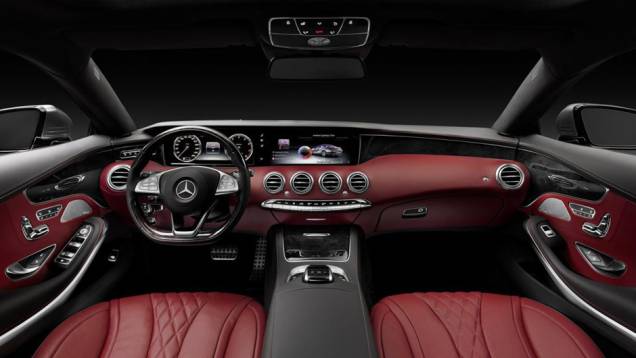 O interior do coupé deriva do Classe S Sedan, mas há alterações, como as saídas do volante "Super Sport" e do relógio analógico | <a href="https://beta-develop.quatrorodas.abril.com.br/noticias/saloes/genebra-2014/mercedes-benz-apresenta-classe-s-coupe-772971.shtml" rel="migration">Le</a> O interior do coupé deriva do Classe S Sedan, mas há alterações, como as saídas do volante "Super Sport" e do relógio analógico | <a href="https://beta-develop.quatrorodas.abril.com.br/noticias/saloes/genebra-2014/mercedes-benz-apresenta-classe-s-coupe-772971.shtml" rel="migration">Le</a>