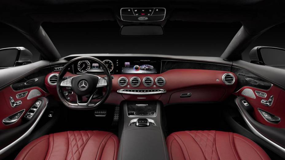O interior do coup&eacute; deriva do Classe S Sedan, mas h&aacute; altera&ccedil;&otilde;es, como as sa&iacute;das do volante "Super Sport" e do rel&oacute;gio anal&oacute;gico | <a href="https://beta-develop.quatrorodas.abril.com.br/noticias/saloes/genebra-2014/mercedes-benz-apresenta-classe-s-coupe-772971.shtml" rel="migration">Le</a>