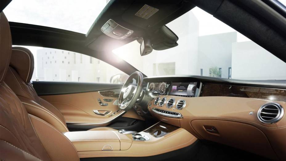 Por fim, por ocasi&atilde;o de seu lan&ccedil;amento, o coup&eacute; ser&aacute; equipado com motor 4.7 V8, oferecendo 455 cavalos de pot&ecirc;ncia e 71,4 kgfm de torque | <a href="https://beta-develop.quatrorodas.abril.com.br/noticias/saloes/genebra-2014/mercedes-benz-apresenta-classe-s-coupe-772971." rel="migration"></a>