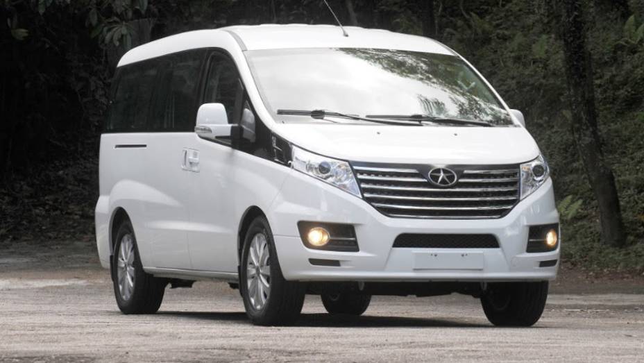 A JAC Motors revelou nesta terça-feira (11) a chegada da van T8 ao mercado brasileiro | <a href="https://beta-develop.quatrorodas.abril.com.br/noticias/fabricantes/jac-traz-t8-r-114-990-773037.shtml" rel="migration">Leia mais</a>