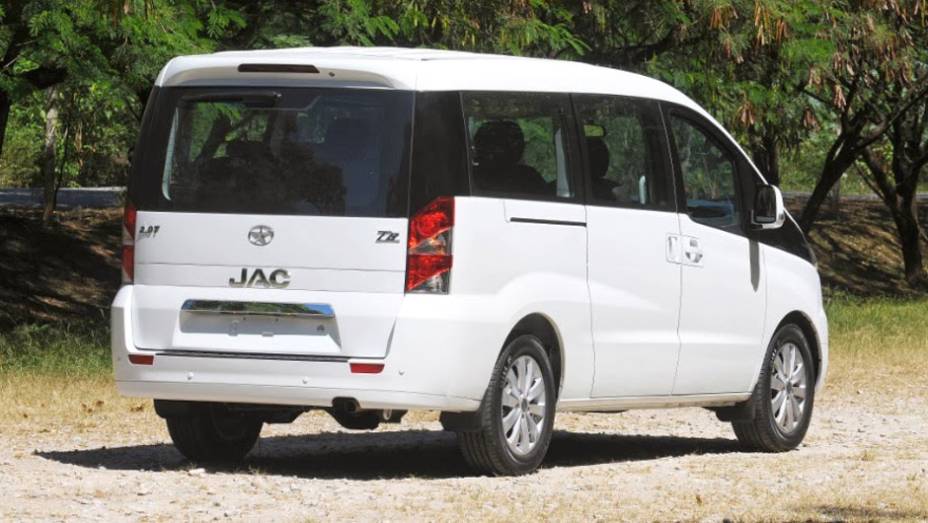 Com o objetivo de ser o pioneiro do segmento, o modelo ser&aacute; vendido por R$ 114.990 | <a href="https://beta-develop.quatrorodas.abril.com.br/noticias/fabricantes/jac-traz-t8-r-114-990-773037.shtml" rel="migration">Leia mais</a>