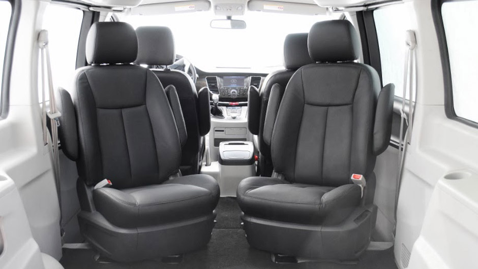 O grande destaque &eacute; o amplo espa&ccedil;o interno para at&eacute; sete ocupantes | <a href="https://beta-develop.quatrorodas.abril.com.br/noticias/fabricantes/jac-traz-t8-r-114-990-773037.shtml" rel="migration">Leia mais</a>