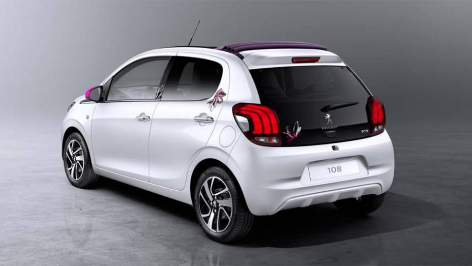 Modelo tamb&eacute;m ser&aacute; oferecido como convers&iacute;vel | <a href="https://beta-develop.quatrorodas.abril.com.br/noticias/saloes/genebra-2014/imagem-vazada-peugeot-revela-novo-108-773514.shtml" rel="migration">Leia mais</a>