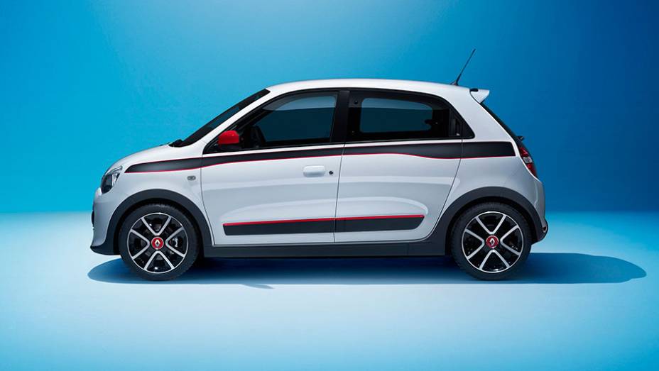 Segundo a fabricante, o modelo foi inspirado no Twingo original e tamb&eacute;m no Renault 5 Turbo | <a href="https://beta-develop.quatrorodas.abril.com.br/noticias/saloes/genebra-2014/renault-confirma-motorizacao-twingo-775341.shtml" rel="migration">Leia mais</a>
