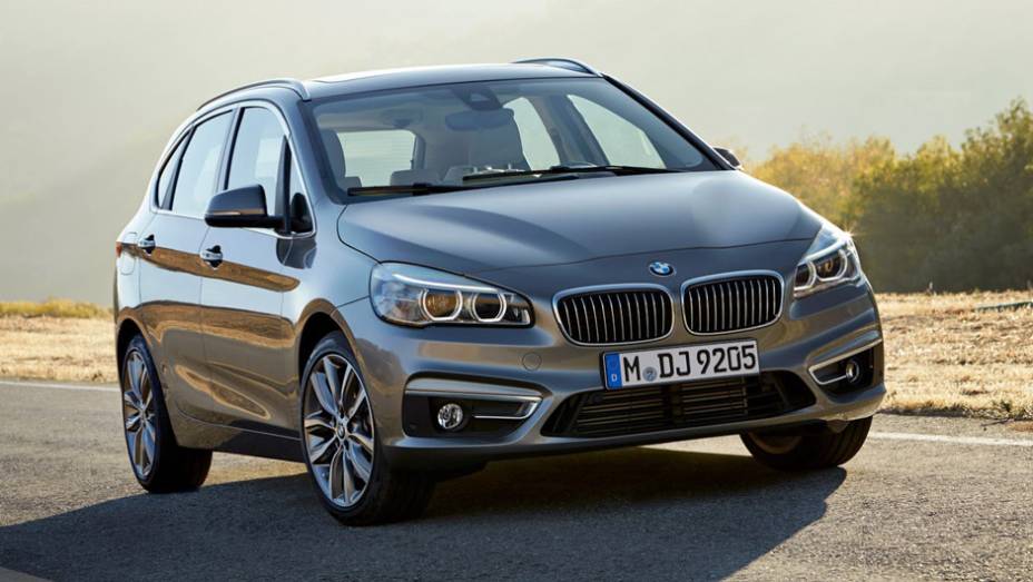 A BMW se antecipou ao Salão de Genebra e revelou nesta sexta-feira (14) a versão de produção do Série 2 Active Tourer | <a href="https://beta-develop.quatrorodas.abril.com.br/noticias/saloes/genebra-2014/bmw-mostra-serie-2-active-tourer-completo-773485.shtml" rel="migration">Leia mais</a>