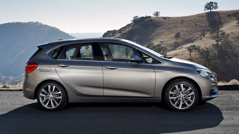 Trata-se de uma minivan dotada de tração dianteira que marca a entrada da marca alemã no segmento | <a href="https://beta-develop.quatrorodas.abril.com.br/noticias/saloes/genebra-2014/bmw-mostra-serie-2-active-tourer-completo-773485.shtml" rel="migration">Leia mais</a>